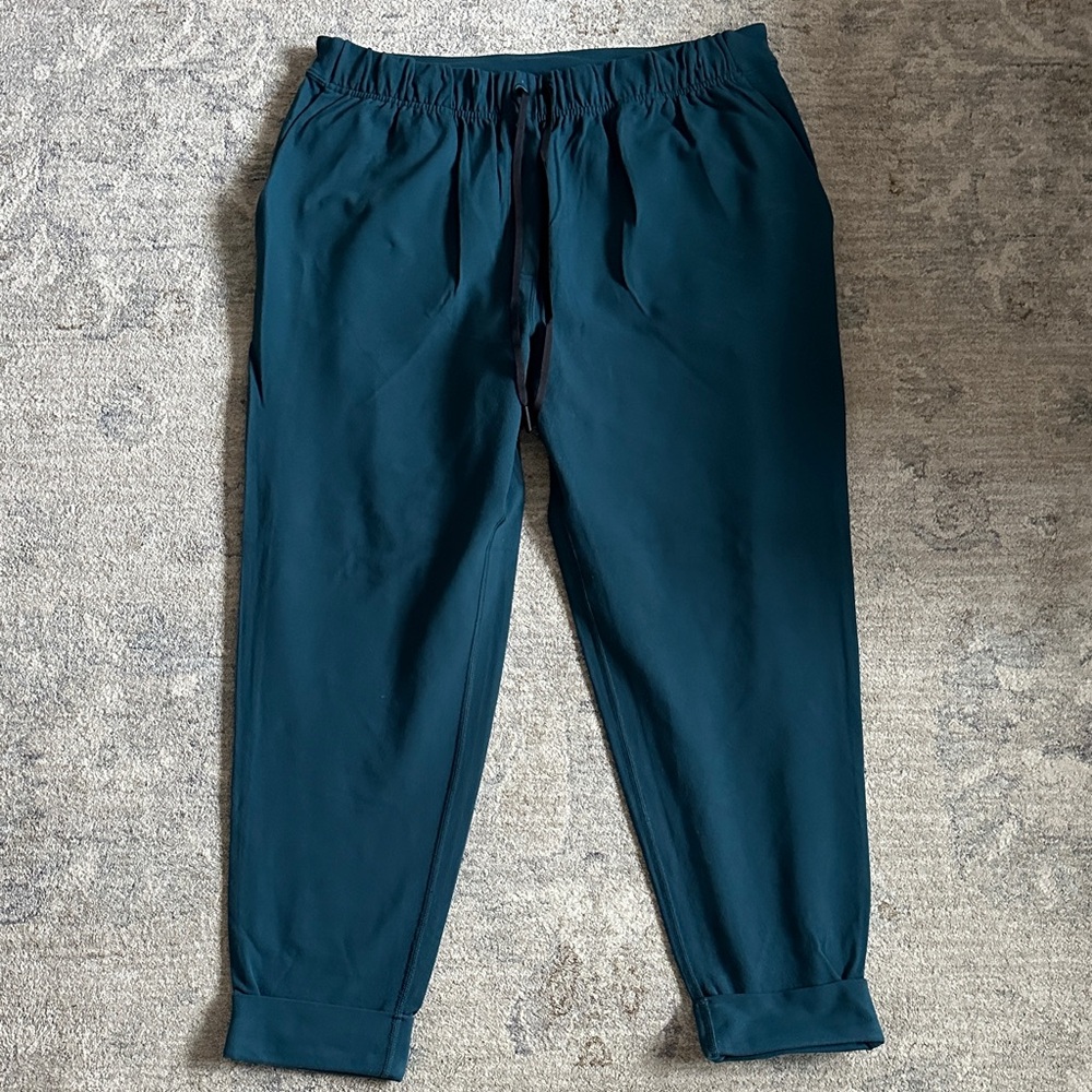 Lululemon women’s cuff pants
Size see measurements 
Color teal